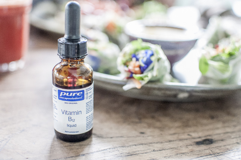 Gut versorgt auf Reisen mit Vitamin B12 liquid bei veganer Ernährung