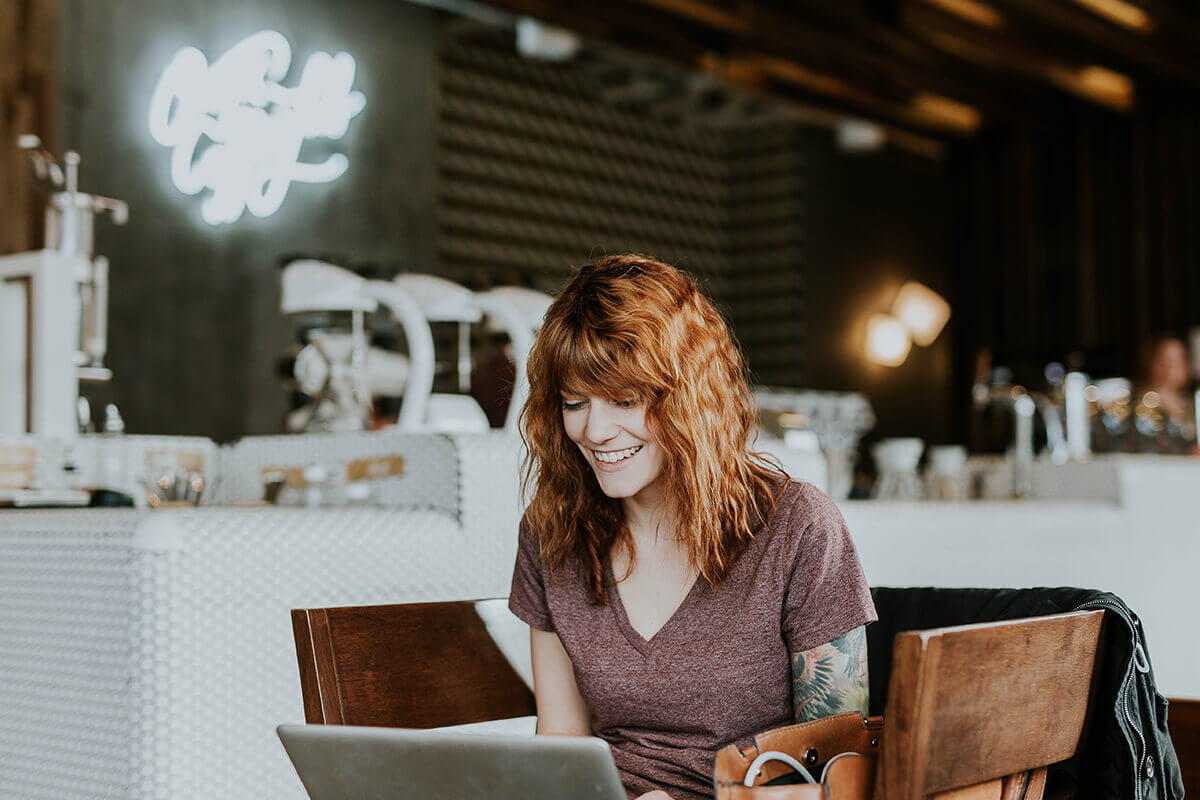 Frau arbeitet am Laptop im Café