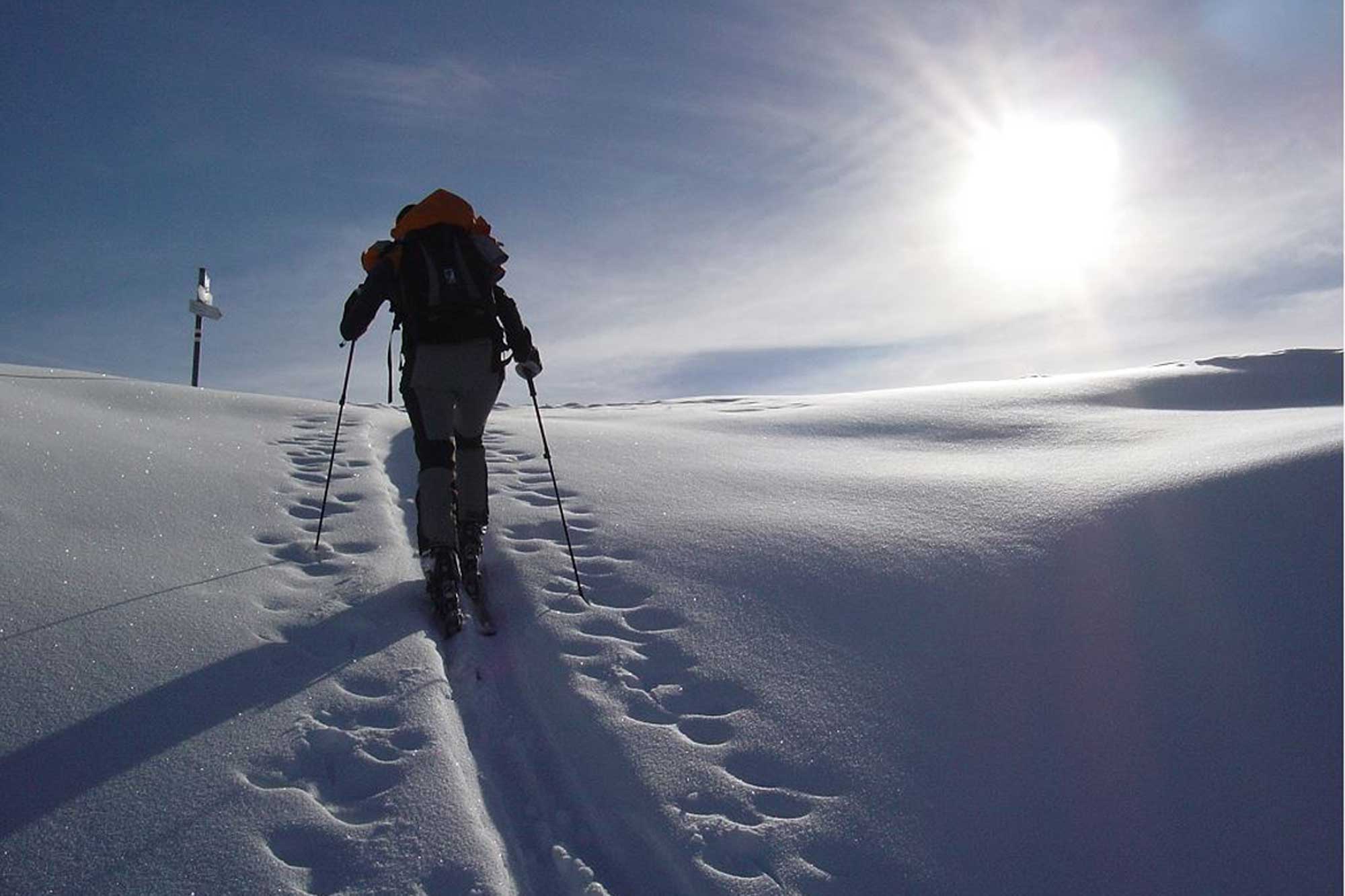 Skitourengehen vereint den Skisport mit Wandern und Langlaufen