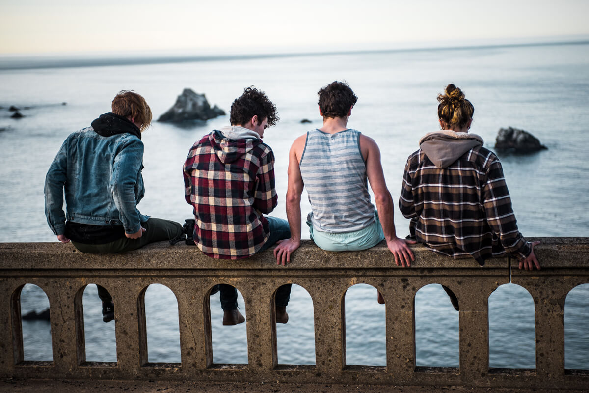 Fröhliche Gruppe mit Aussicht auf Meer