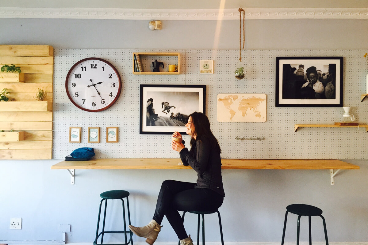 Frau belohnt sich im Coffee-Shop