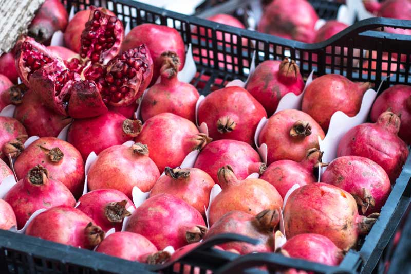 Granatäpfel enthalten viele wichtige Vitamine und Spurenelemente und versorgt uns dadurch gut mit Mikronährstoffen.