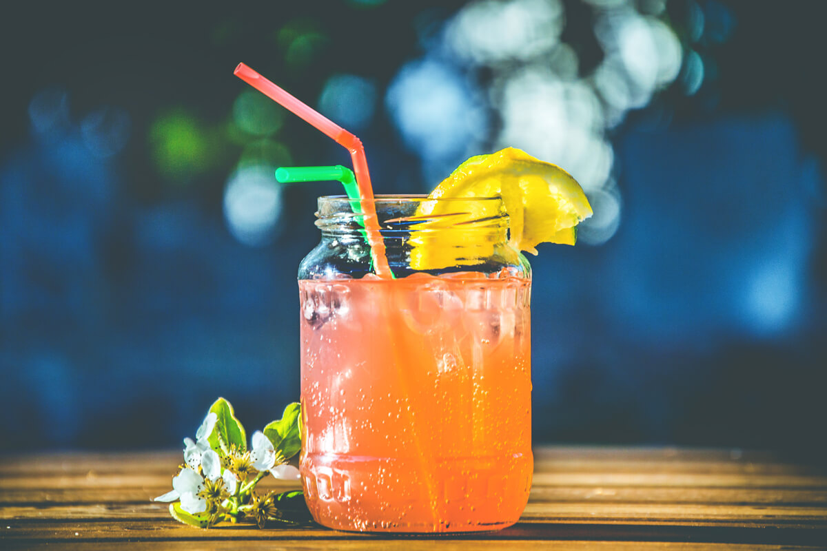 Eiswürfel sollte man im Urlaub vermeiden. Viel trinken ist trotzdem wichtig